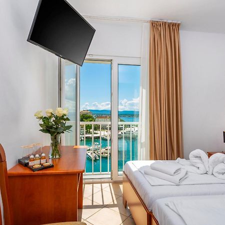 Hotel Adria Малинска Екстериор снимка