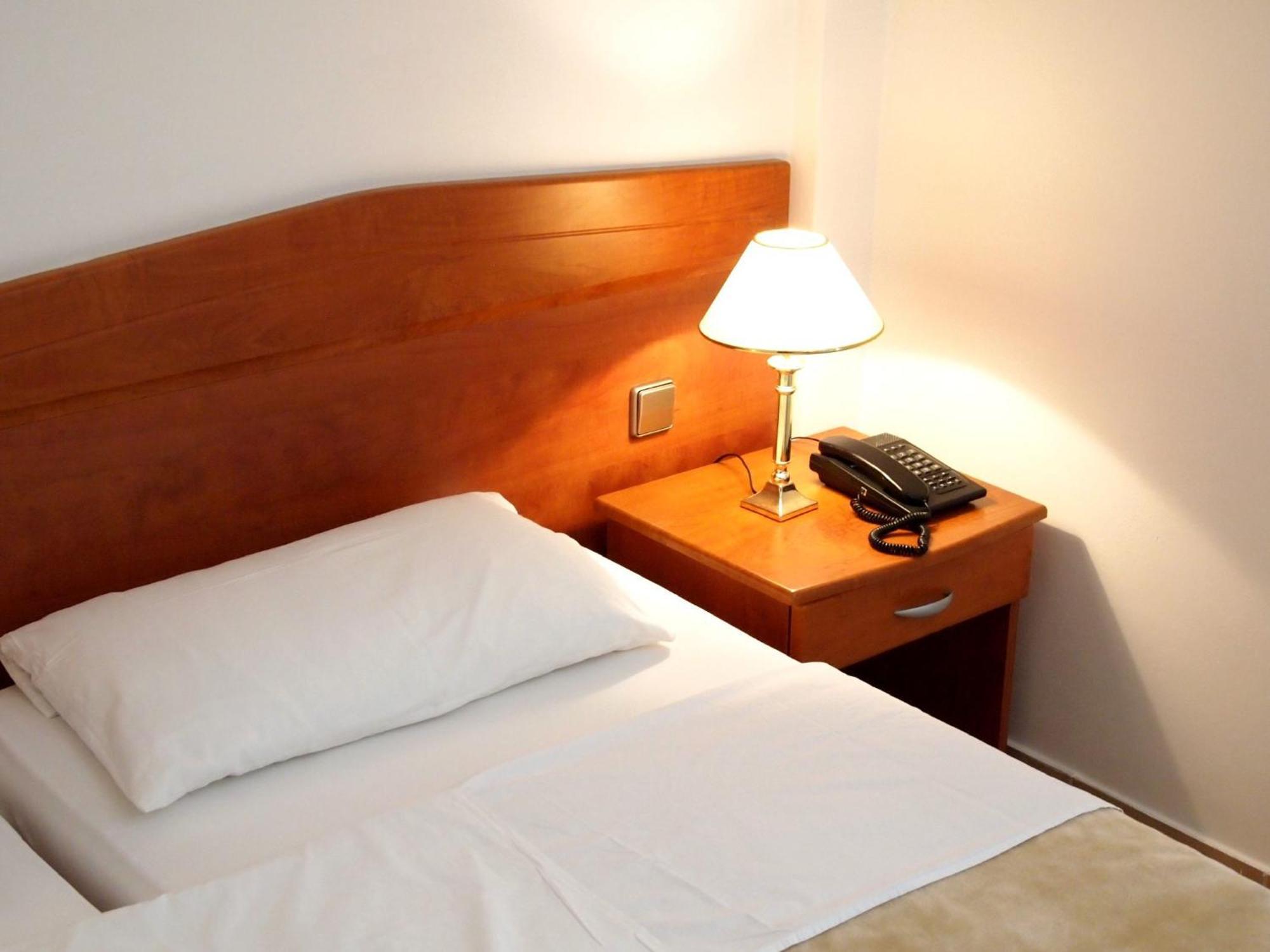 Hotel Adria Малинска Екстериор снимка