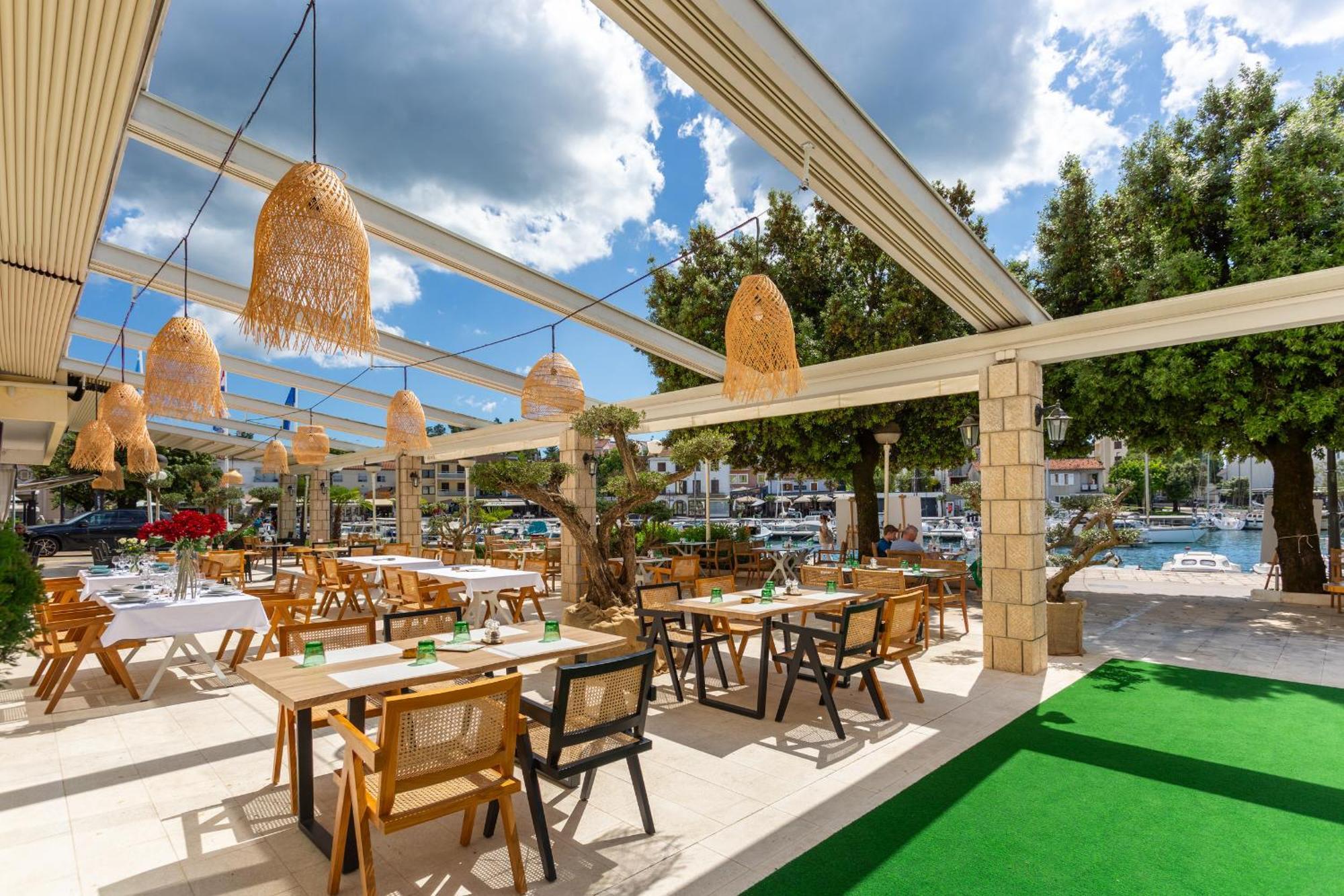Hotel Adria Малинска Екстериор снимка