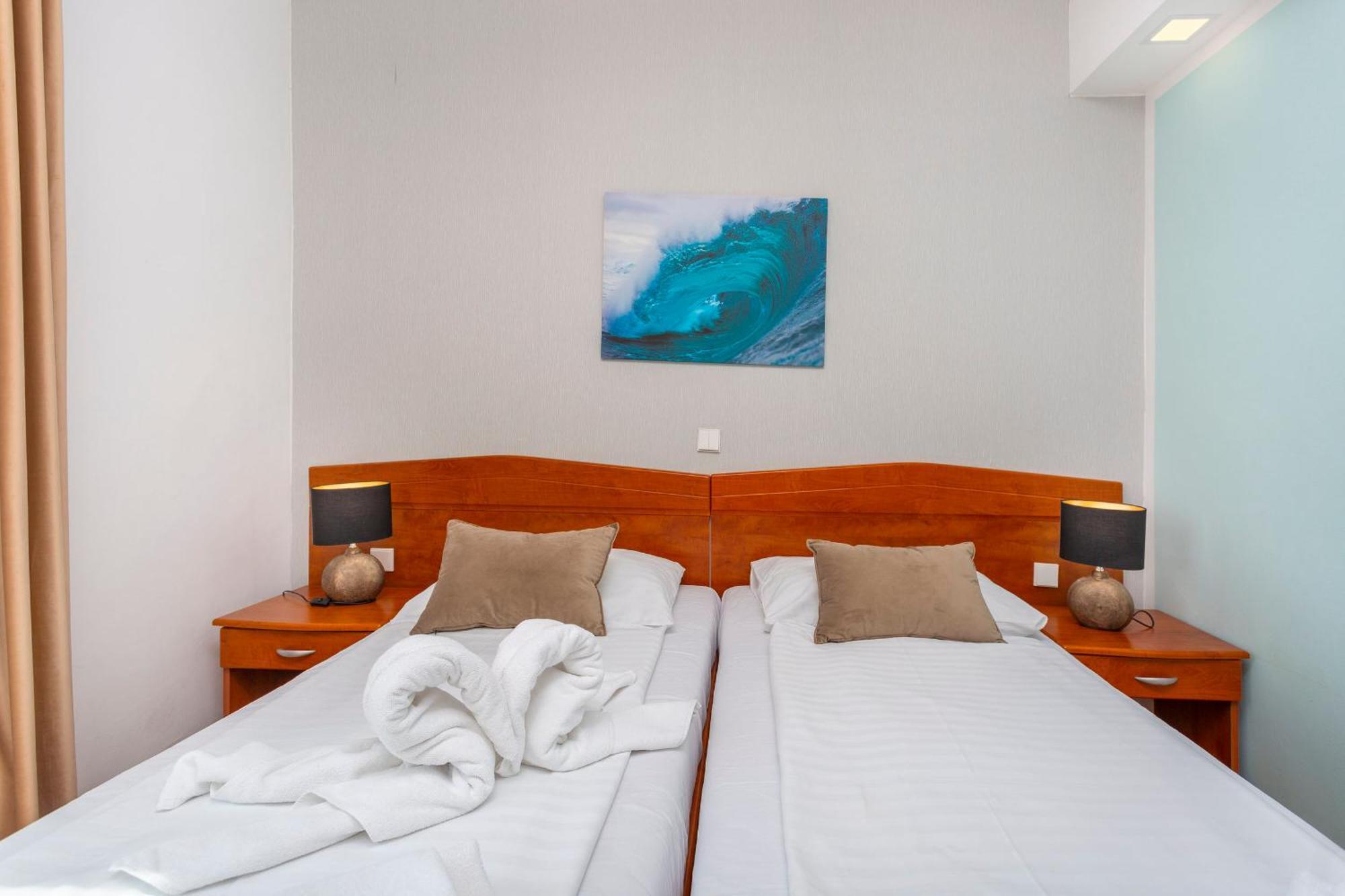 Hotel Adria Малинска Екстериор снимка