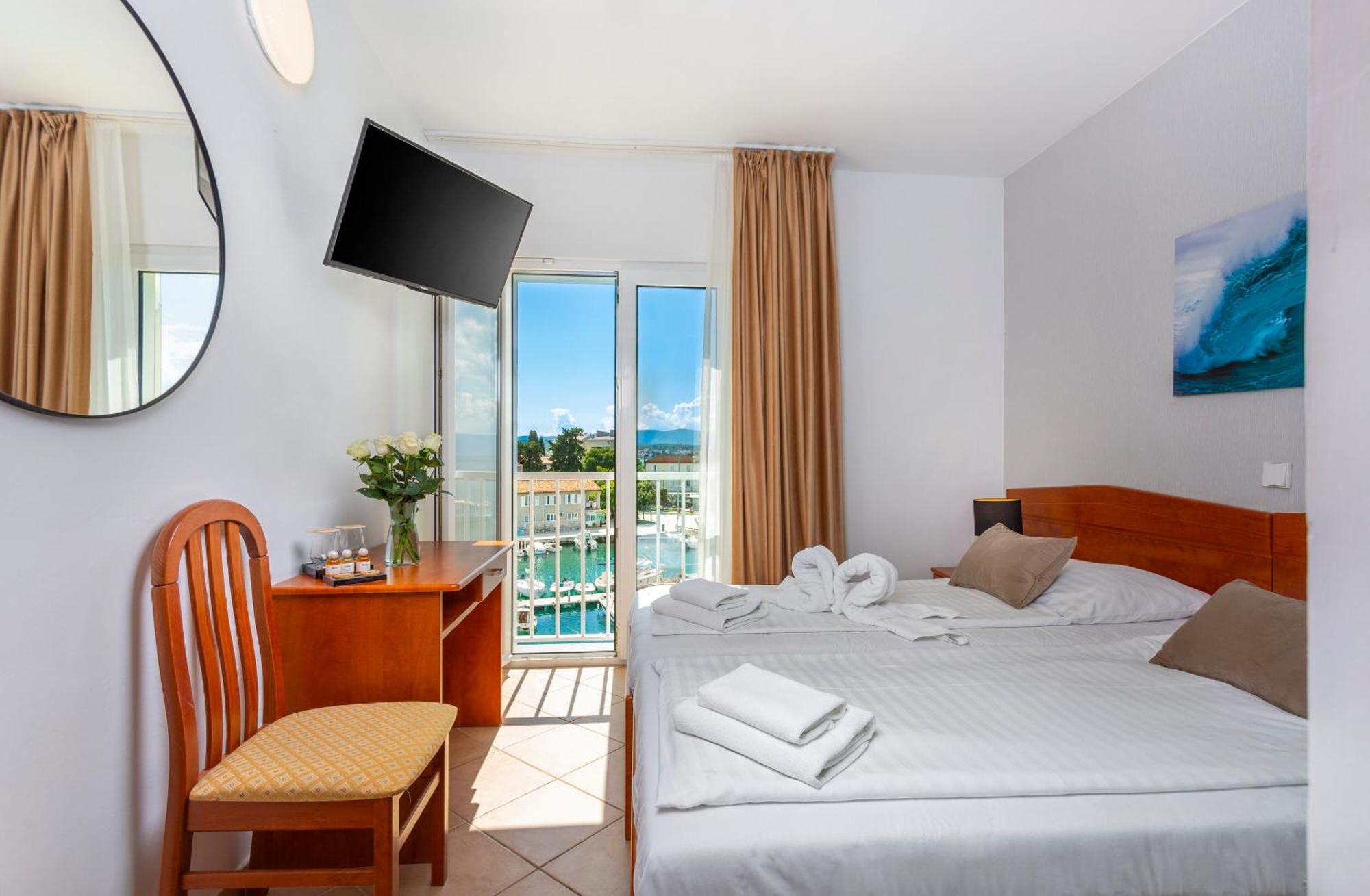 Hotel Adria Малинска Екстериор снимка