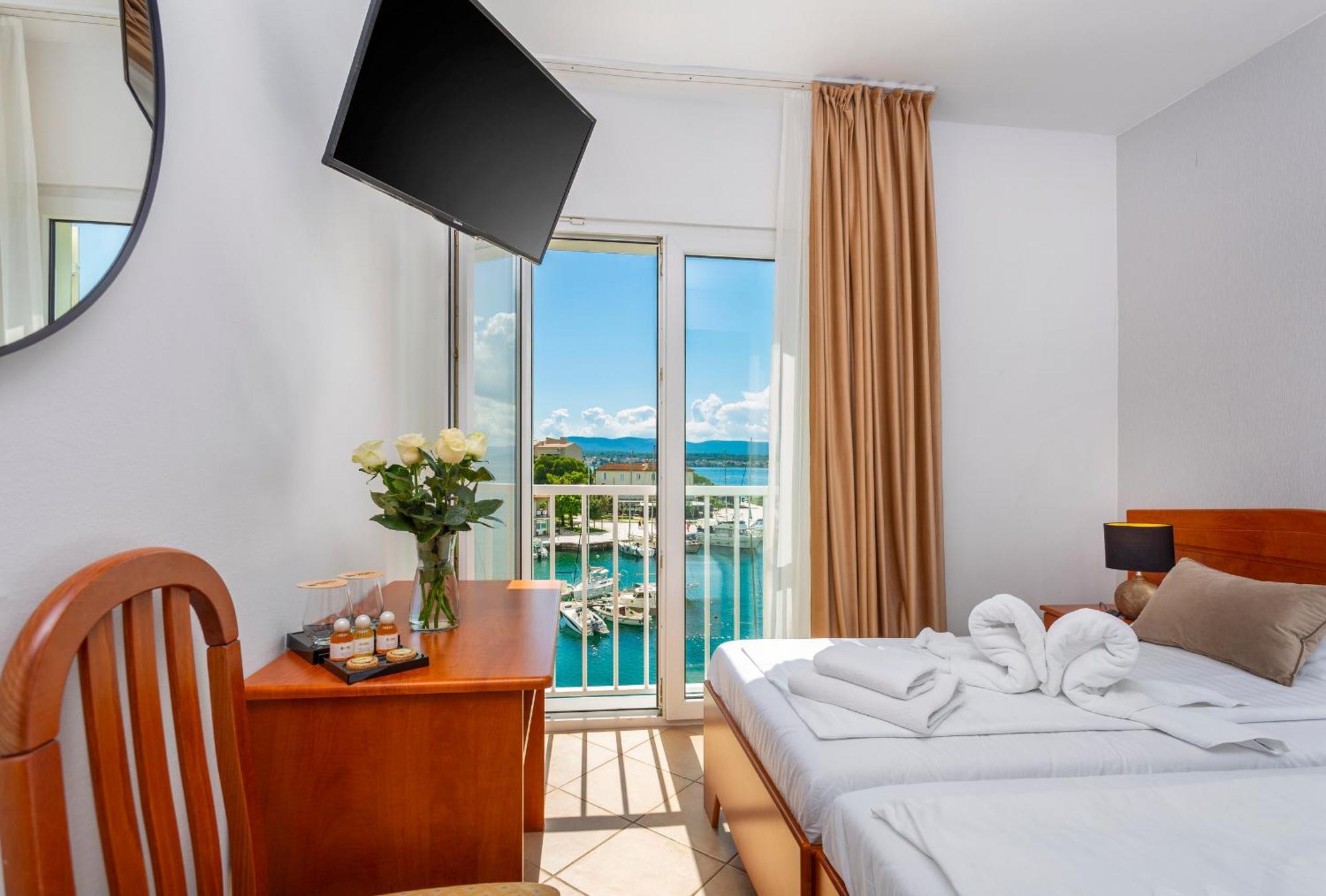 Hotel Adria Малинска Екстериор снимка