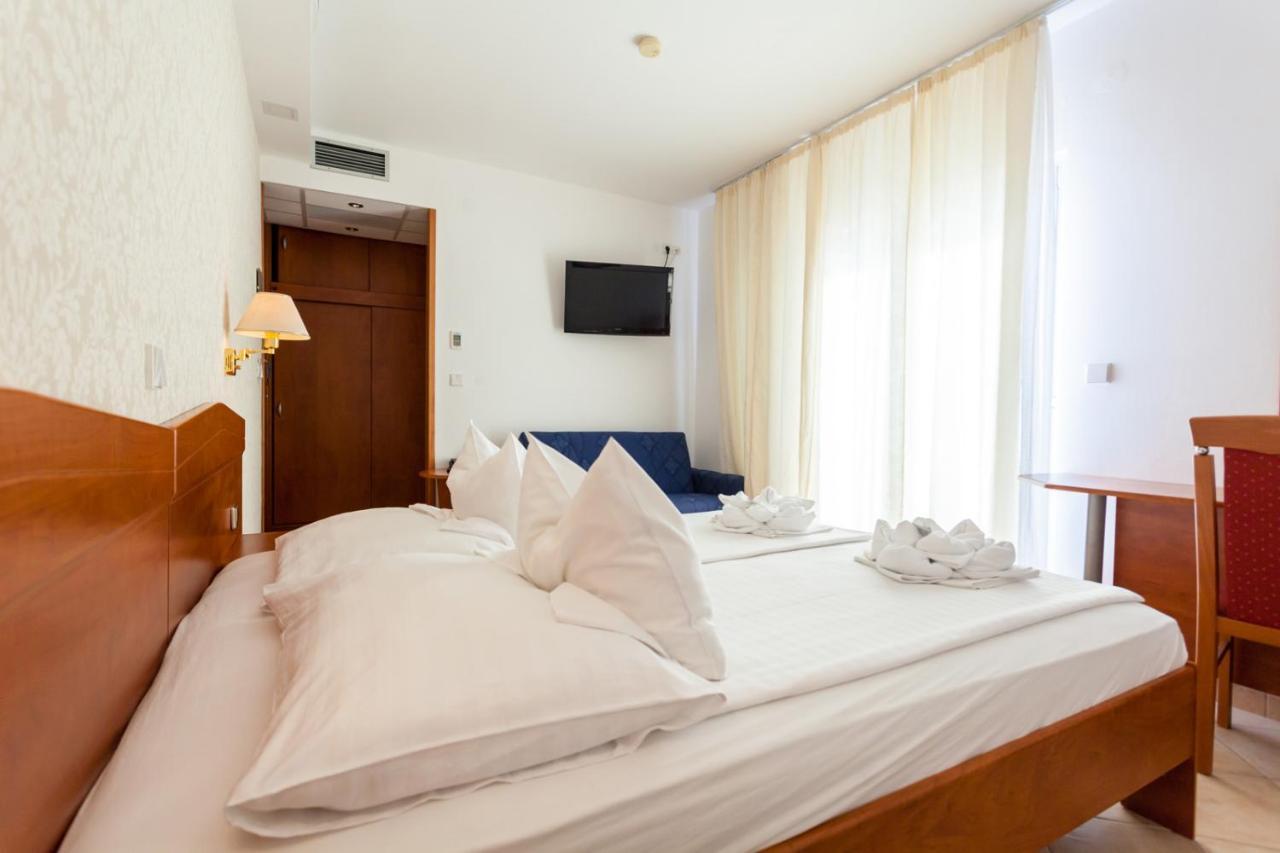 Hotel Adria Малинска Екстериор снимка