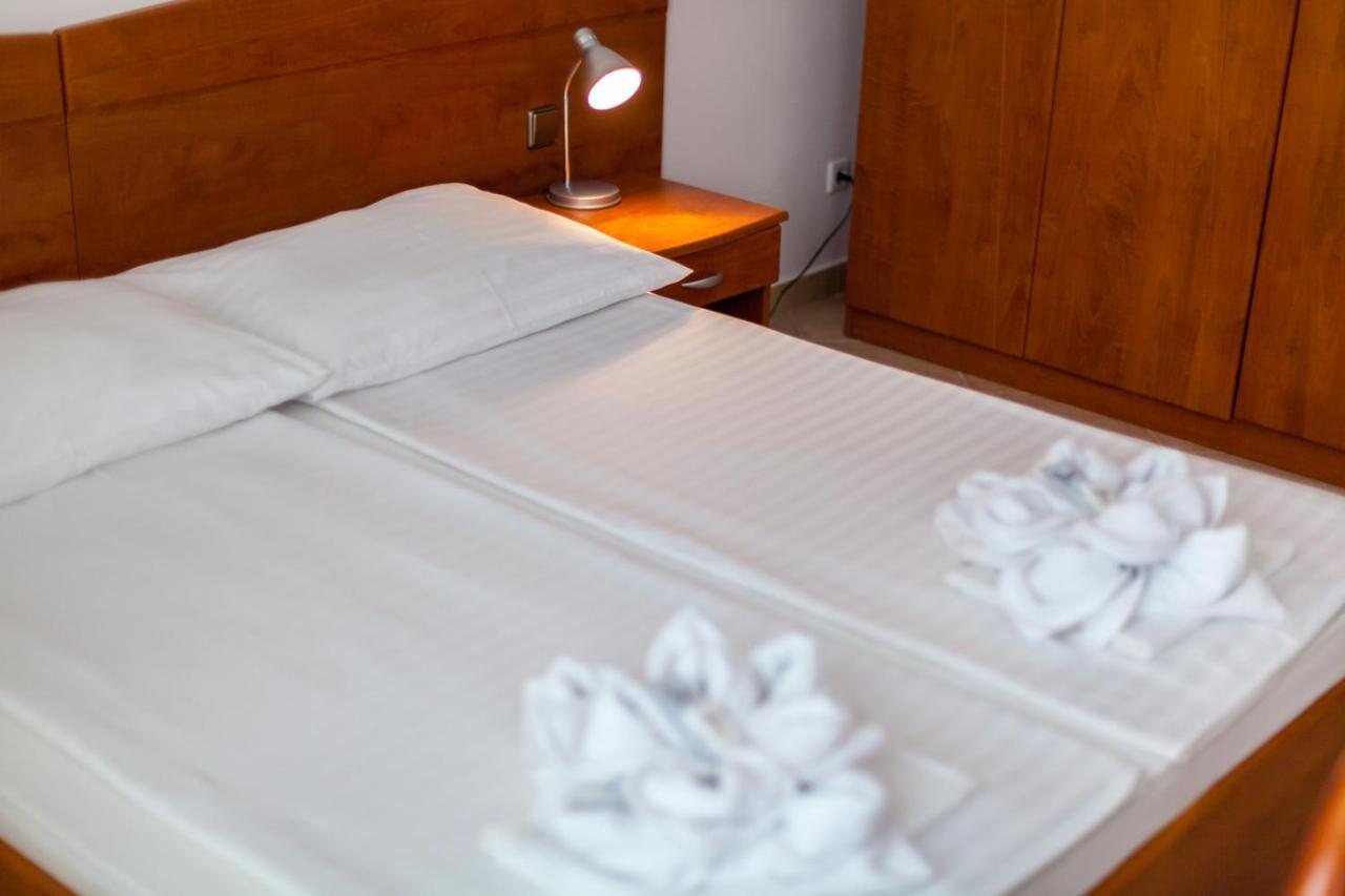 Hotel Adria Малинска Екстериор снимка